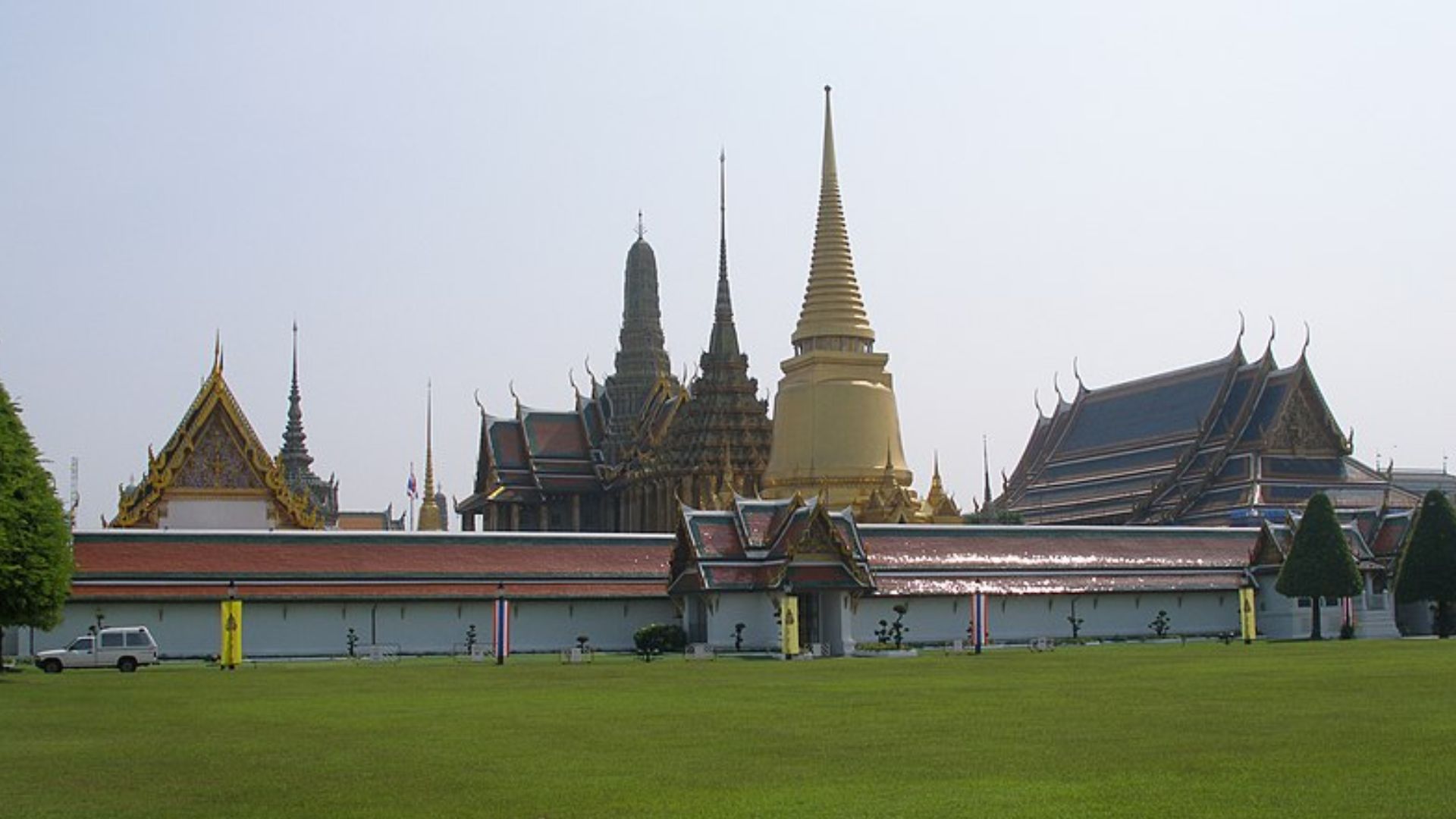 Candi Wat Phra Kaew: Permata Suci di Jantung Bangkok